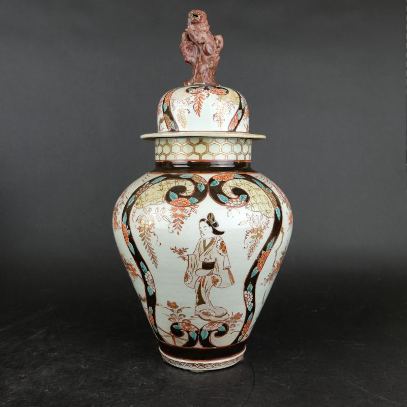 Early Imari / Arita japanese vase 5-color with ladies Edo early 18th Century, Edo 1603-1868, early 18th century.