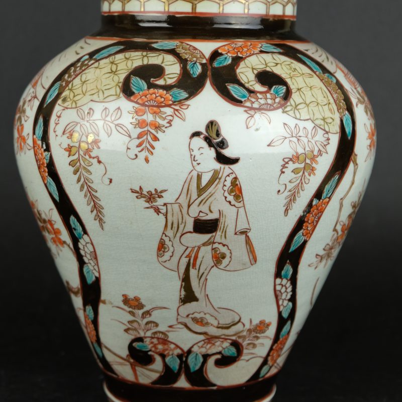 Early Imari / Arita japanese vase 5-color with ladies Edo early 18th Century, Edo 1603-1868, early 18th century. - detail 2
