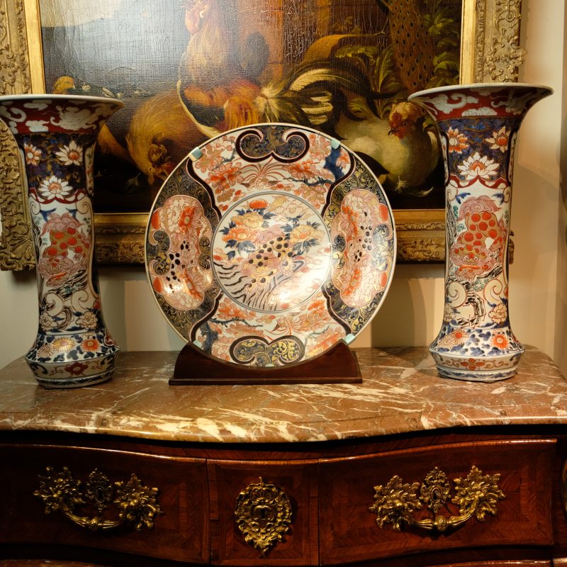 Japanese Imari charger with two vases, 18th century