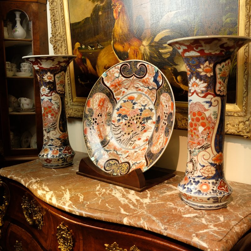 Japanese Imari charger with two vases, 18th century - detail 1