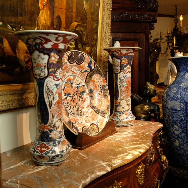 Japanese Imari charger with two vases, 18th century - detail 2