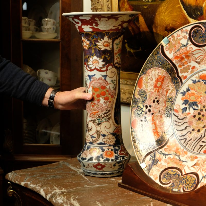 Japanese Imari charger with two vases, 18th century - detail 3