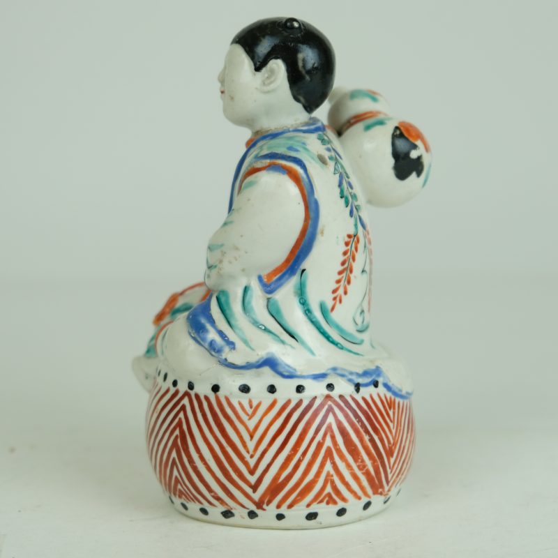 Japanese Kakiemon figure of a boy sitting on a drum., circa 1670-1690 - detail 1