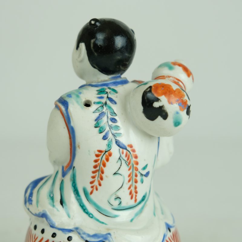 Japanese Kakiemon figure of a boy sitting on a drum., circa 1670-1690 - detail 2