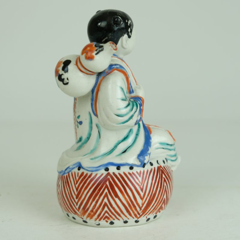 Japanese Kakiemon figure of a boy sitting on a drum., circa 1670-1690 - detail 3