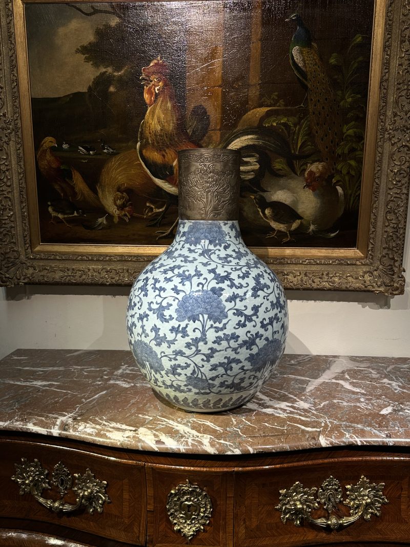 Large chinese blue and white vase, 19th century or earlier
