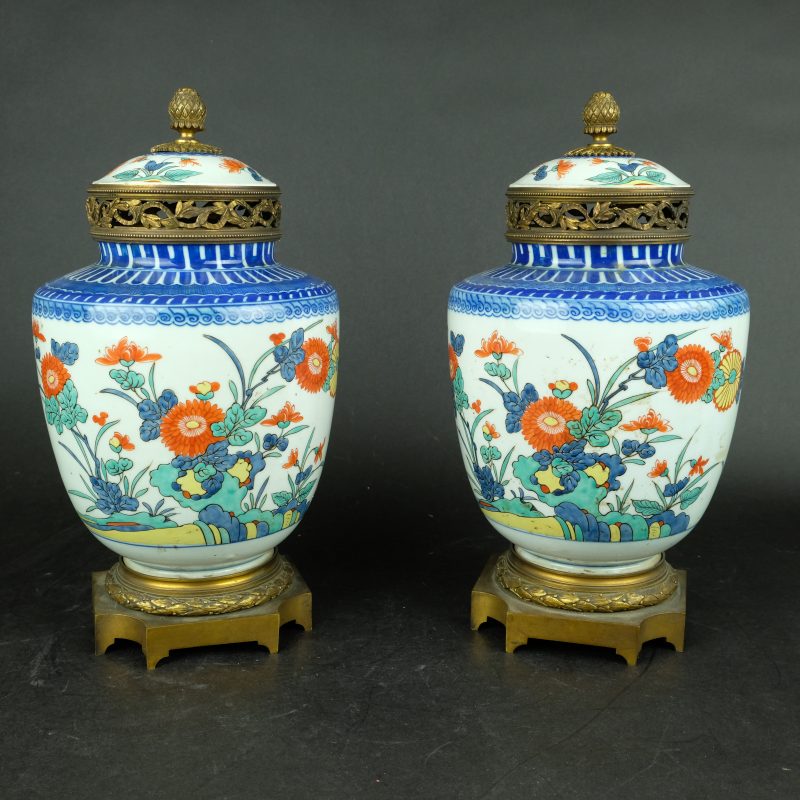 Pair continental mounted vases in japanese Kakiemon style, 19th century