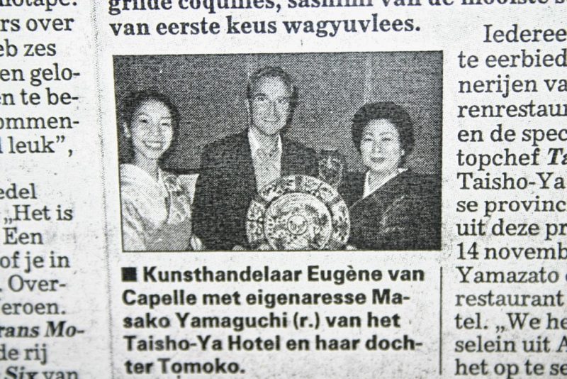 Presenting the VOC dish to Masako Yamaguchi