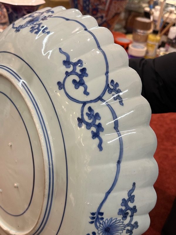 Rare XL Arita bowl in Kakiemin style 17th Century, circa 1690 - detail 2