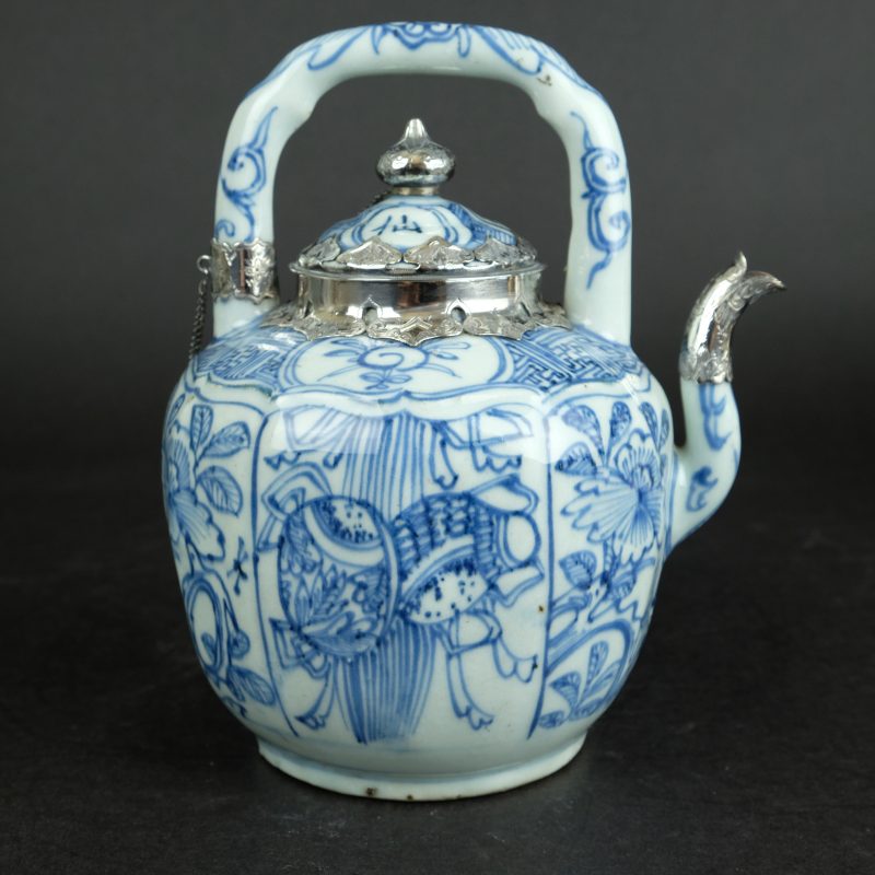 Wanli teapot silver mounted Jingdezhen ca 1600-25, Kraak porcelain Jingdezhen ca 1600-1625