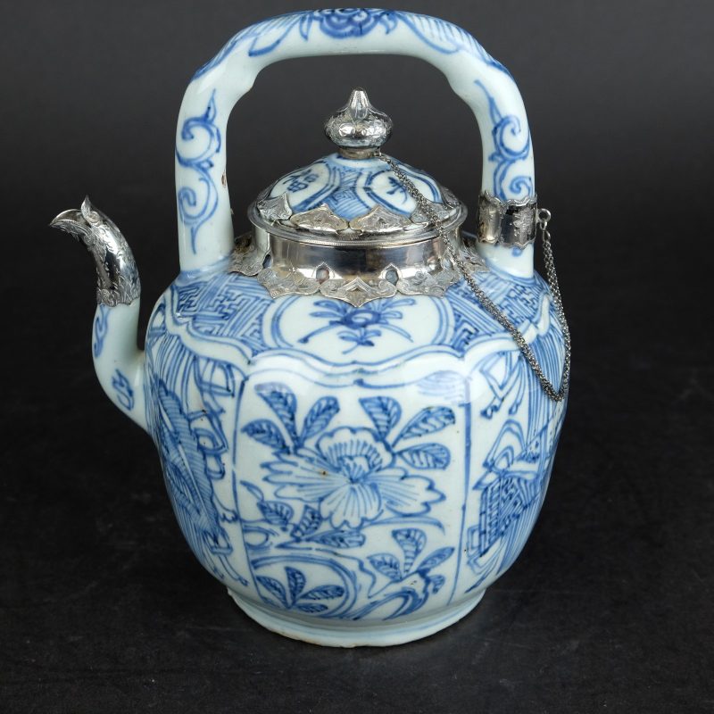 Wanli teapot silver mounted Jingdezhen ca 1600-25, Kraak porcelain Jingdezhen ca 1600-1625 - detail 1