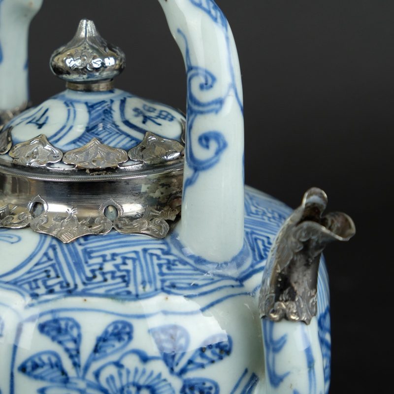 Wanli teapot silver mounted Jingdezhen ca 1600-25, Kraak porcelain Jingdezhen ca 1600-1625 - detail 2