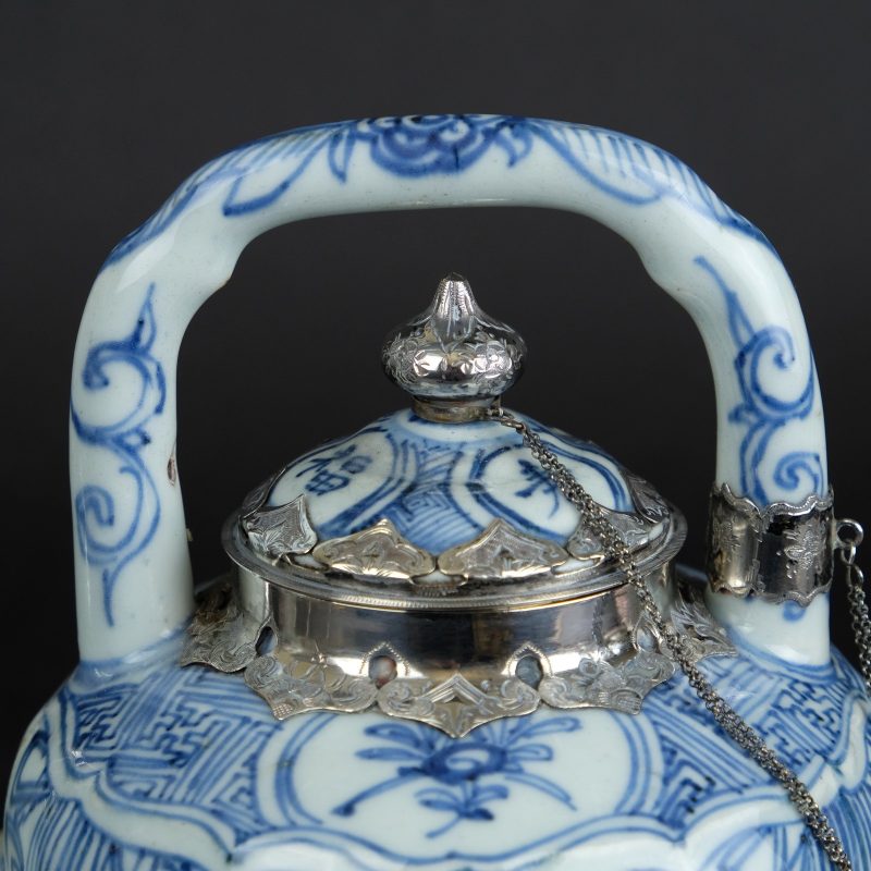 Wanli teapot silver mounted Jingdezhen ca 1600-25, Kraak porcelain Jingdezhen ca 1600-1625 - detail 3